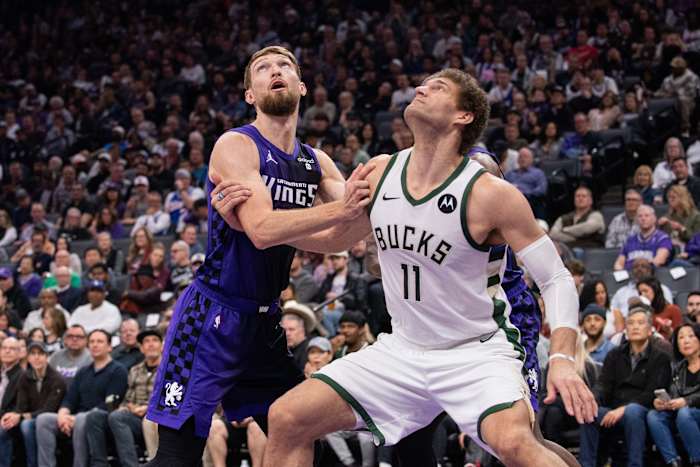 Sacramento Kings forward Domantas Sabonis (10) and Milwaukee Bucks center Brook Lopez (11) fight for position 